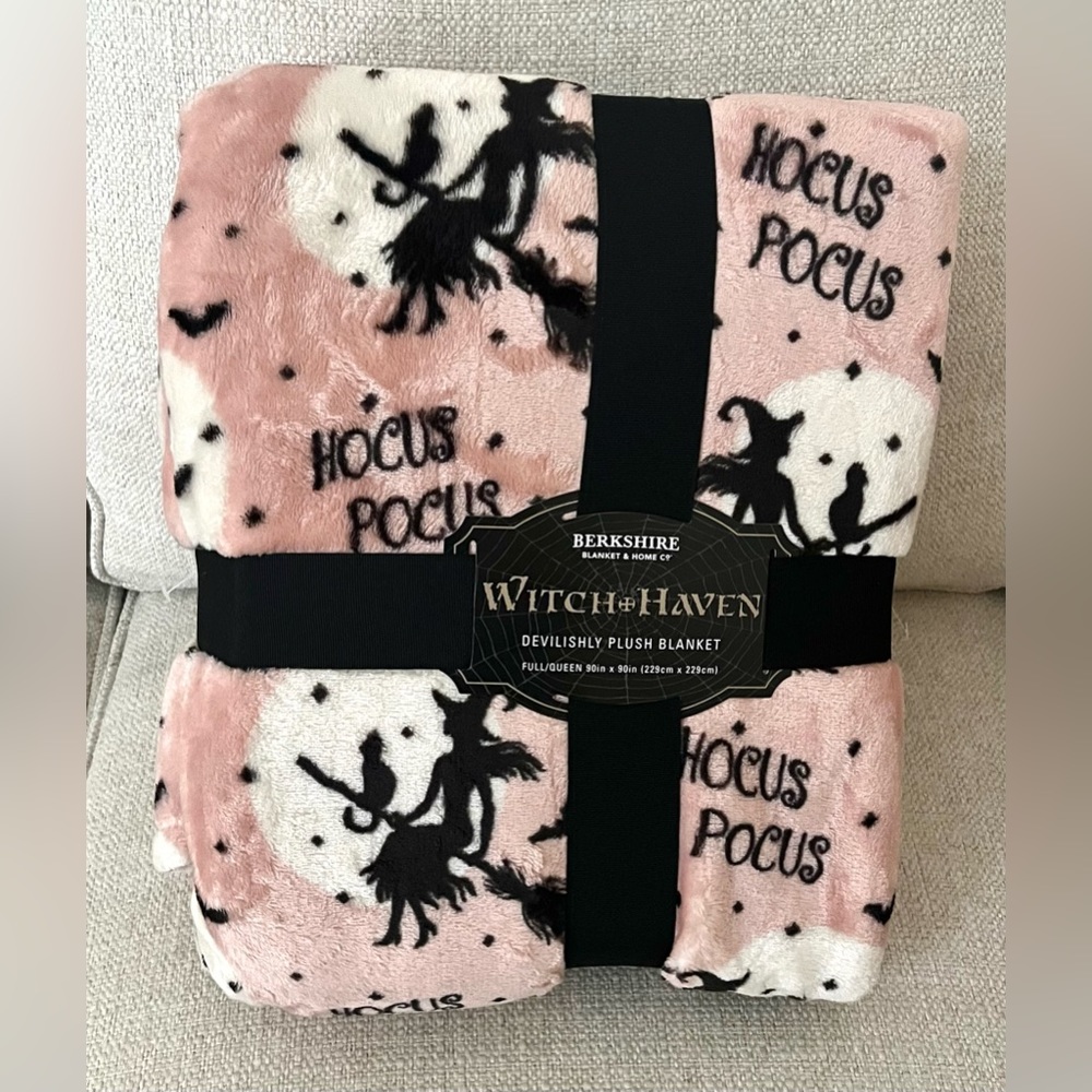 BERKSHIRE WITCH HAVEN Plush Blanket